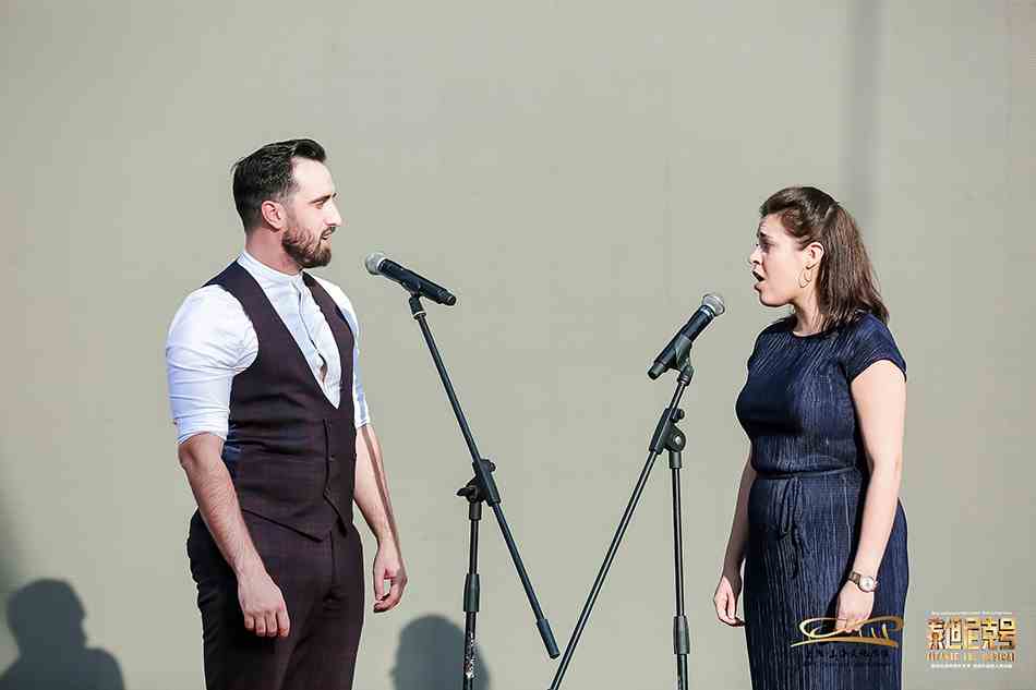 演员马修·麦克唐纳和艾玛·哈罗德对唱《执子之手》。